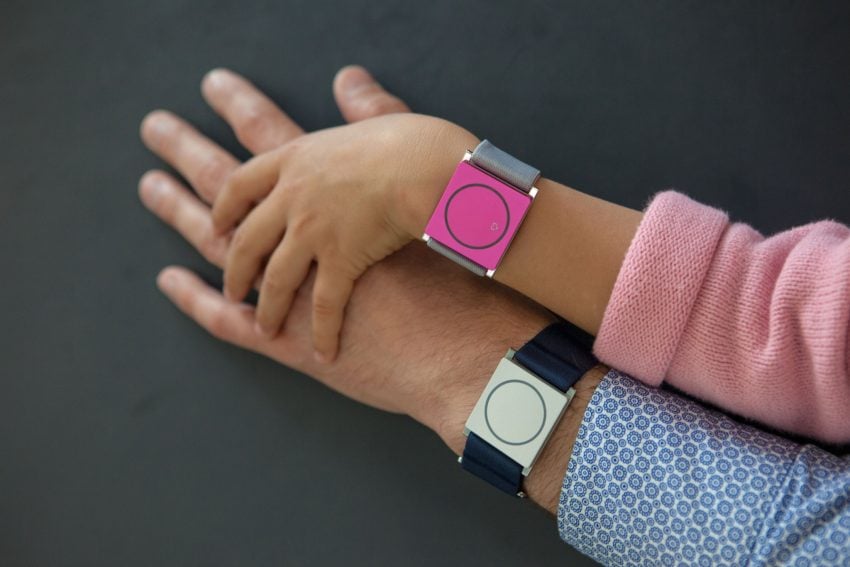 В 2014 году медицинская компания Empatica провела краудфандинговую кампанию по сбору первоначальных средств для устройства под названием Embrace - аналогично умным часам, но с совершенно другой задачей