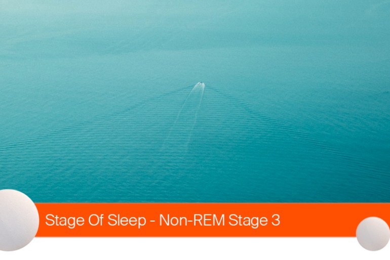 Во время NREM стадии 3 AKA, «стадии глубокого сна» или «дельта-сна», наши мозговые волны функционируют с самой низкой частотой и самой большой амплитудой
