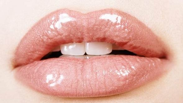 Потрескавшиеся или сухие губы - большая проблема, которая может быть болезненной и непривлекательной